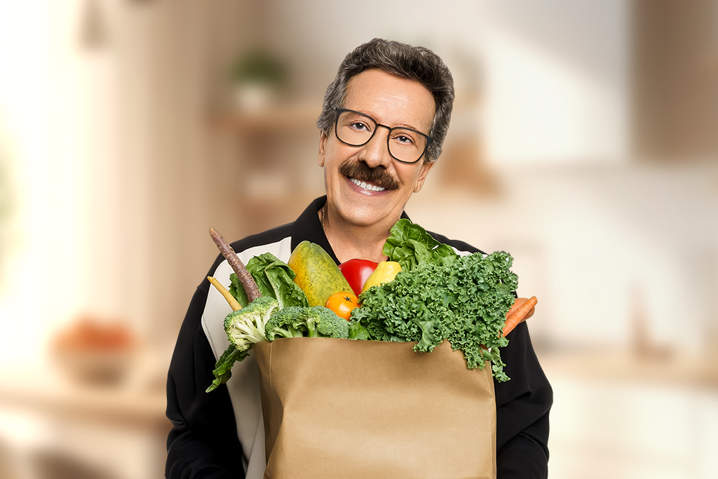 Humberto Luna sosteniendo una bolsa de la compra